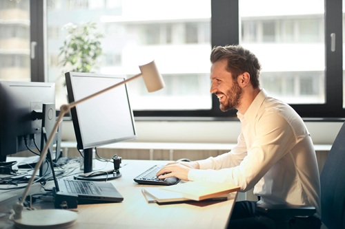 パソコンで日本語レッスンを受講する男性社員